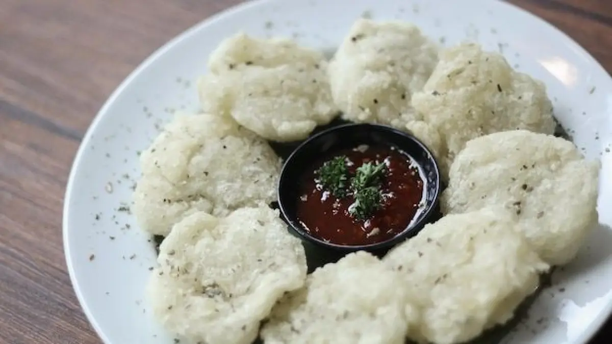 Resep cireng crispy renyah di luar dan kopong di dalam. Rahasianya ada pada adonan, waktu istirahat, dan teknik goreng dua kali (Pinterest).