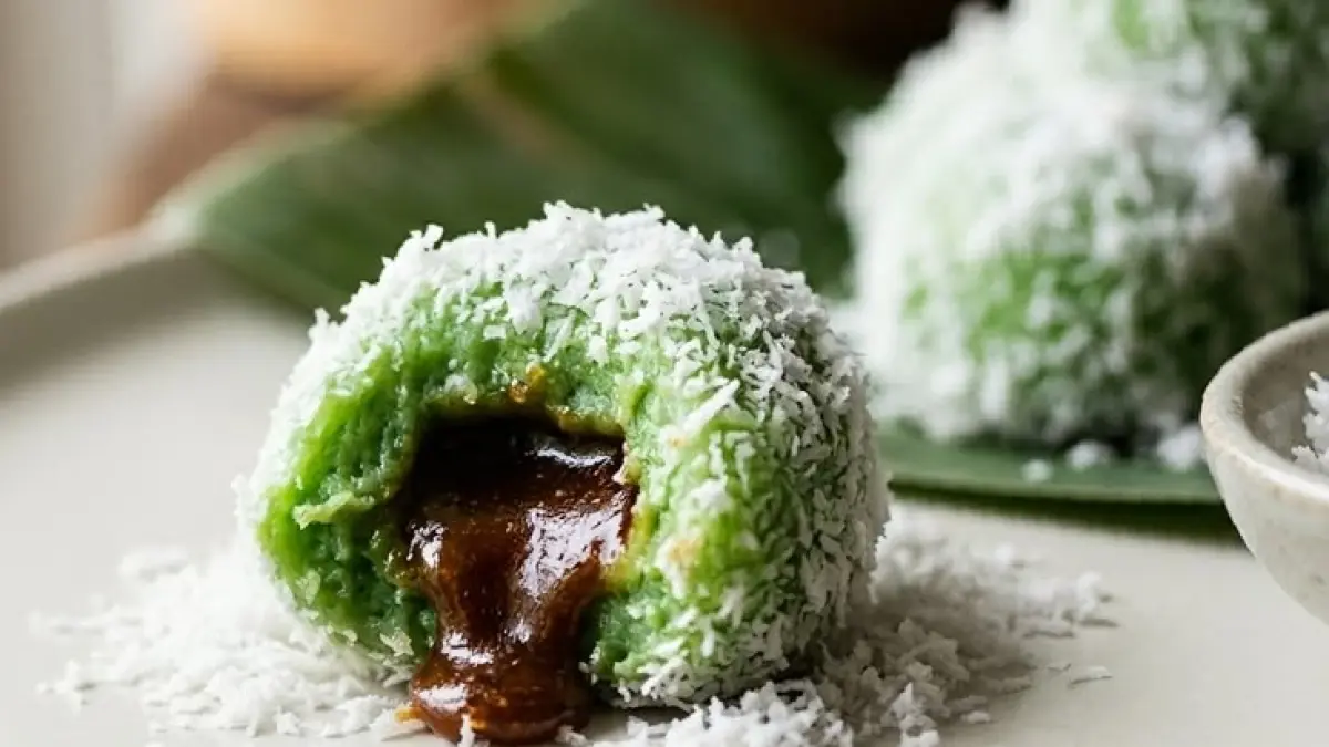 Resep klepon tepung ketan full dengan gula merah lumer dan kelapa gurih. Simak cara membuat klepon lembut, kenyal, dan mudah di rumah (Pinterest).