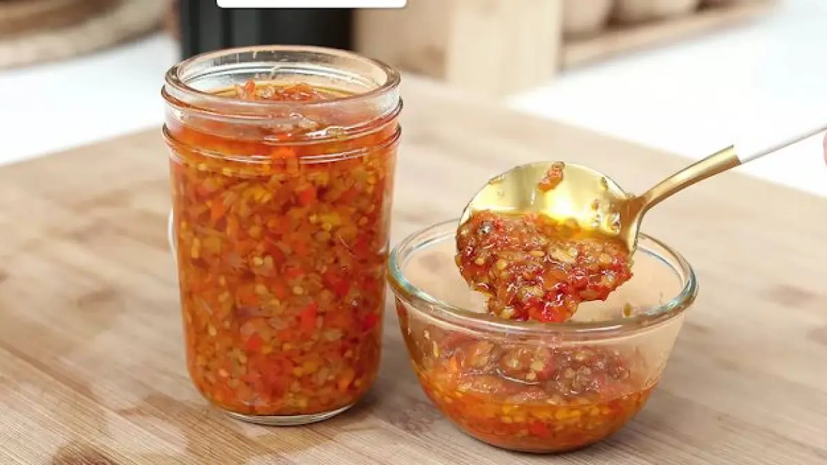 Resep sambal bawang pedas dan gurih yang mudah dibuat. Rahasianya dimasak dengan api kecil agar matang sempurna dan lebih awet disimpan (Pinterest).