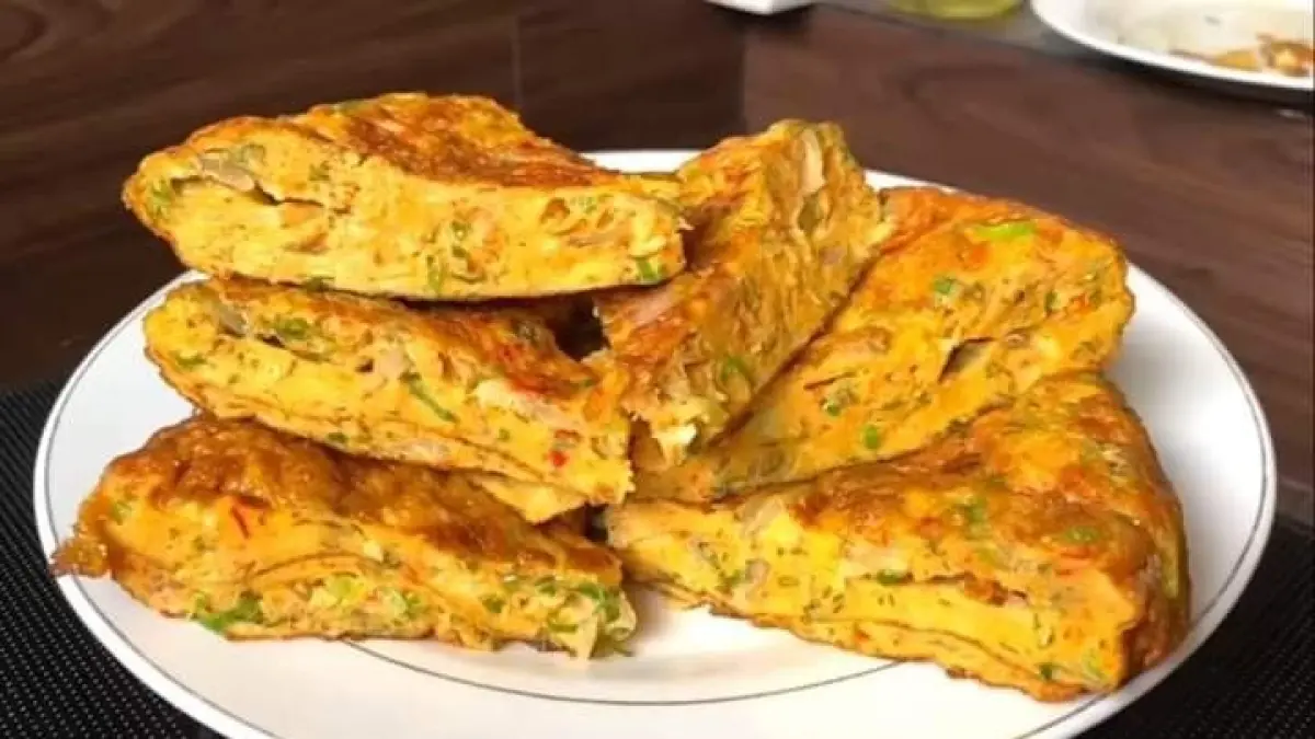Resep telur dadar Padang tebal dan padat dengan daun bawang, bumbu rempah dan tepung. Simak rahasia memasaknya agar matang merata dan tak gosong (Pinterest).