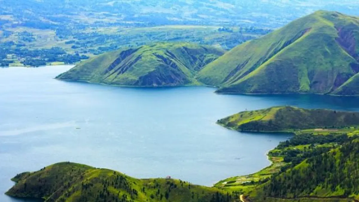 Temukan 50+ tempat wisata terindah di Indonesia, dari Raja Ampat, Bromo, Bali hingga Danau Toba yang cocok untuk liburan (Pinterest).