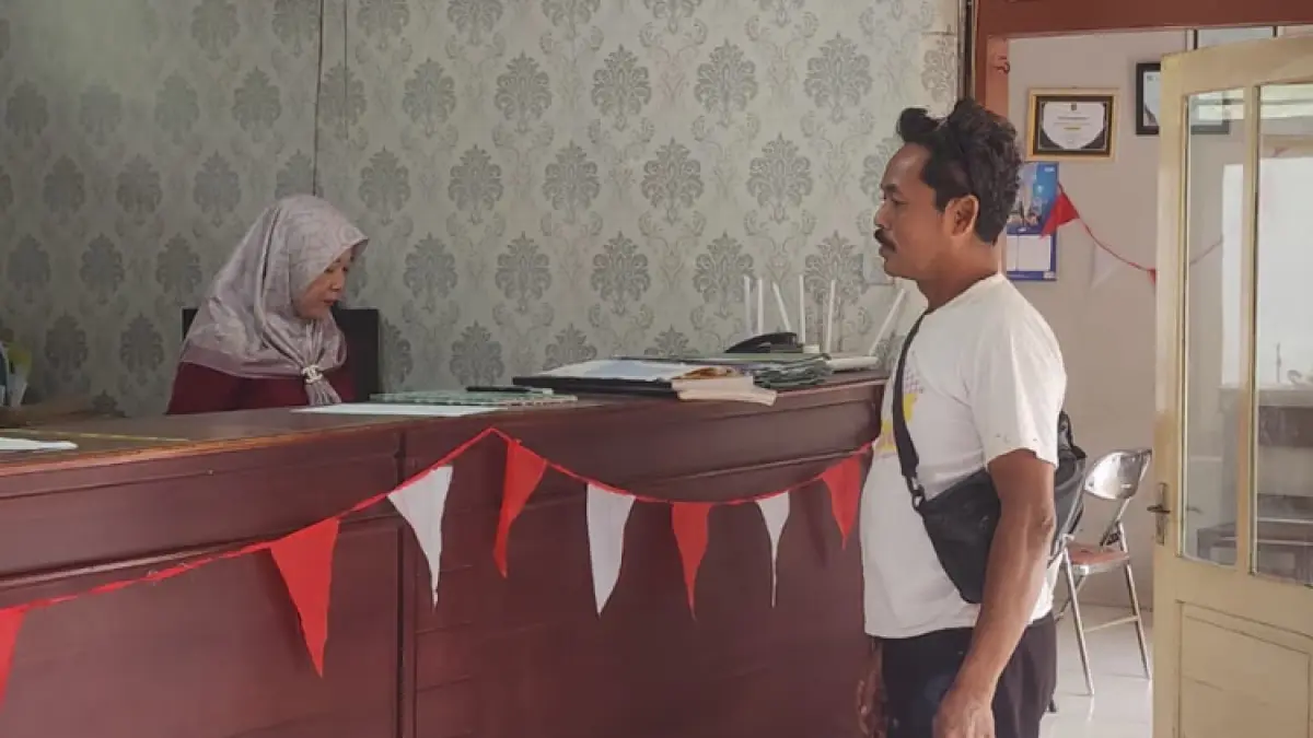 BUKTI PELAYANAN: Warga saat mengurus surat administrasi di loket pelayanan Balai Desa Pakis, Kecamatan Durenan.(GUNAWAN/RADAR TRENGGALEK)