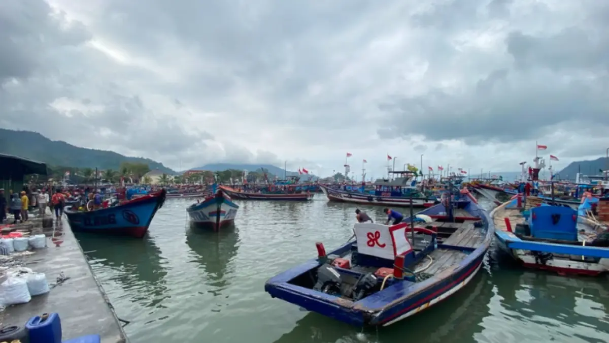 HADAPI TANTANGAN: Kondisi tangkapan ikan nelayan di Trenggalek sejak tahun 2023 hingga kini terus merosot akibat cuaca.(DHARAKA R PERDANA/RADAR TRENGGALEK)