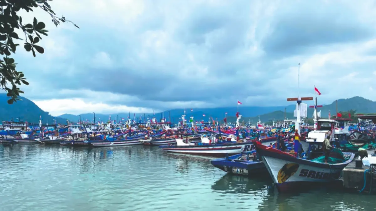 HARUS WASPADA: Nelayan diharapkan selalu memantau kondisi cuaca untuk mengurangi risiko kecelakaan laut.(DHARAKA R. PERDANA/RADAR TRENGGALEK)