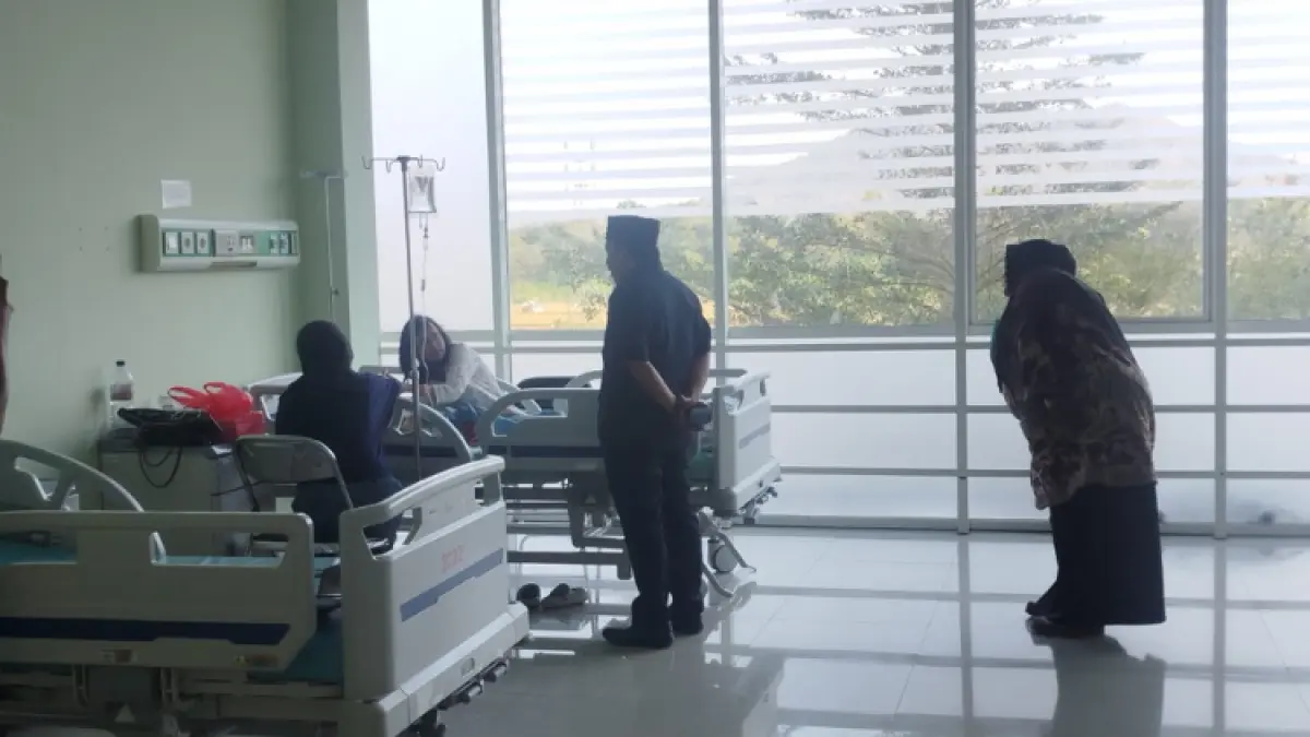 KEMBALI SEHAT: Siswa SDI Luqman Al Hakim, SA, korban dugaan keracunan MBG kini sudah diperbolehkan pulang oleh tim medis RSUD dr Seodomo, pada Jumat (14/8).(ZAKI JAZAI/RADAR TRENGGALEK)
