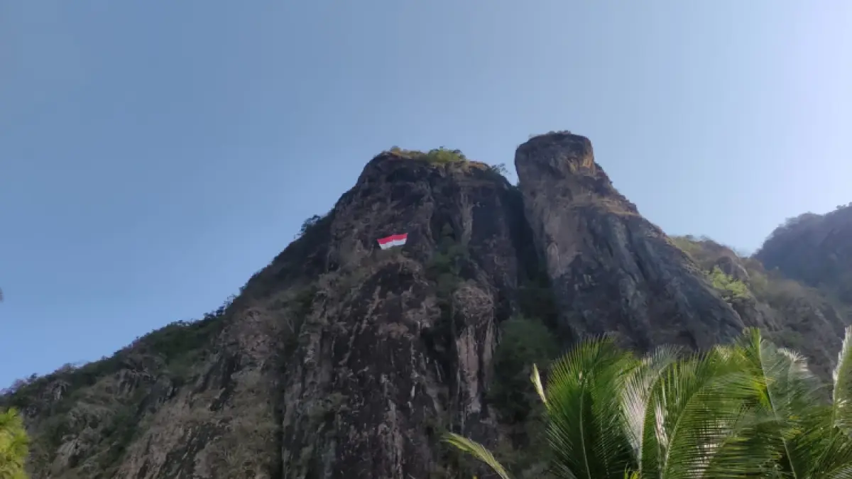 KONSISTEN: FPTI Jatim mengibarkan bendera Merah Putih di Tebing Sepikul, Desa Watuagung, Kecamatan Watulimo.(SLAMET WIDODO UNTUK RADAR TRENGGALEK)