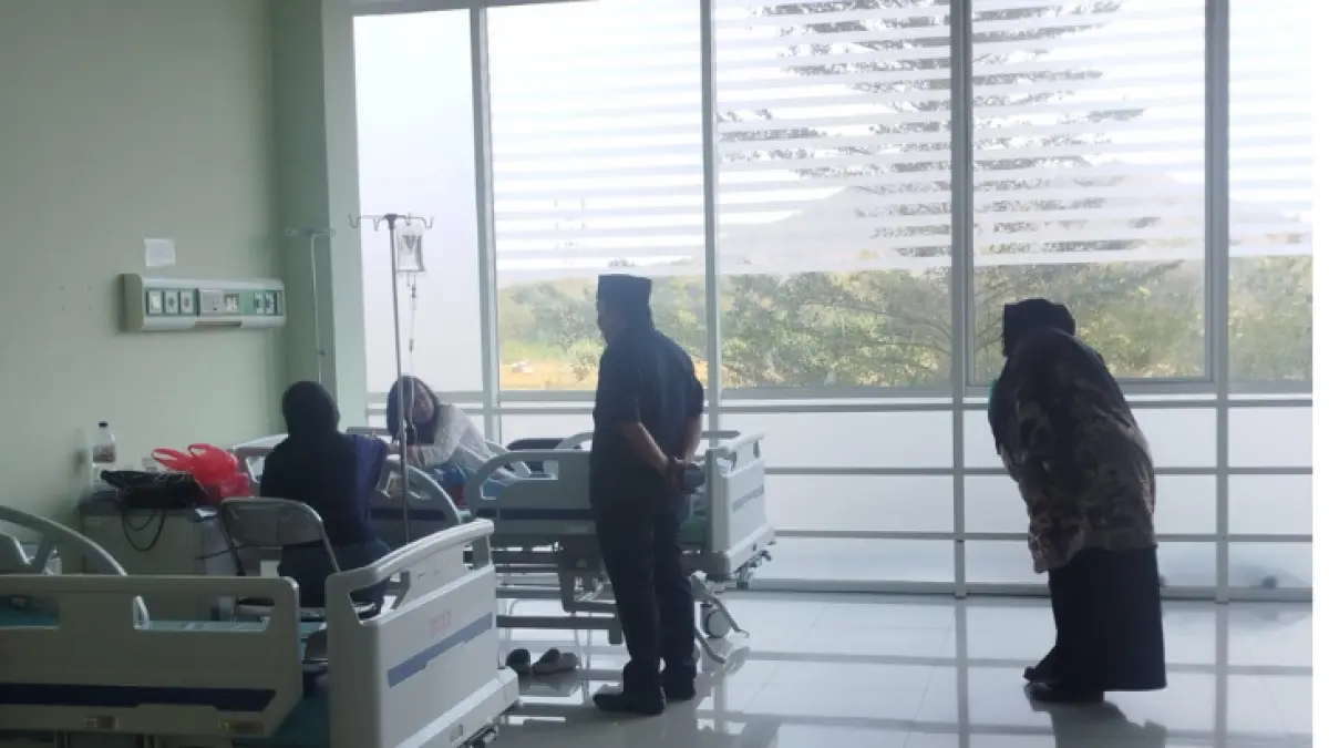 MEMBAIK: Kondisi SA, korban dugaan gangguan kesehatan akibat mengonsumsi MBG, yang diharapkan bisa segera pulang dari RSUD dr Soedomo.(ZAKI JAZAI/ RADAR TRENGGALEK)