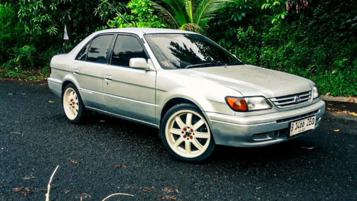Mobil bekas murah minim perbaikan bisa jadi pilihan aman. Toyota Soluna dan Suzuki Baleno menawarkan mesin sederhana serta biaya perawatan terjangkau (Pinterest).