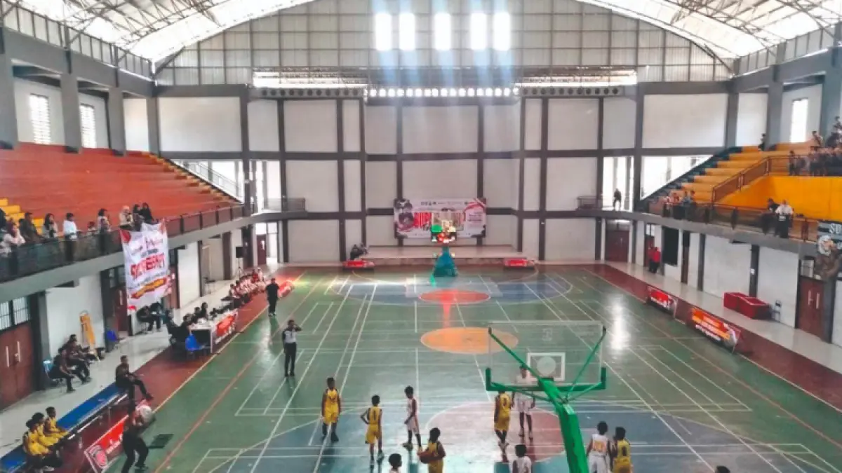 HARUS DITINGKATKAN: GOR Gajah Putih, salah satu aset dispora yang menyumbang PAD dan wajib dimaksimalkan.(ZAKI JAZAI/ RADAR TRENGGALEK)