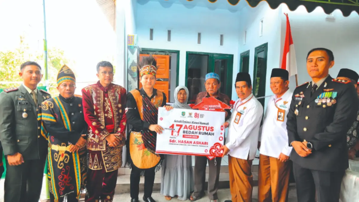 JADI TRADISI: Bupati Trenggalek Mochamad Nur Arifin bersama lintas sektor memberikan bantuan bedah rumah ke warga di Kelurahan Tamanan, Kecamatan Trenggalek.(ZAKI JAZAI/ RADAR TRENGGALEK)