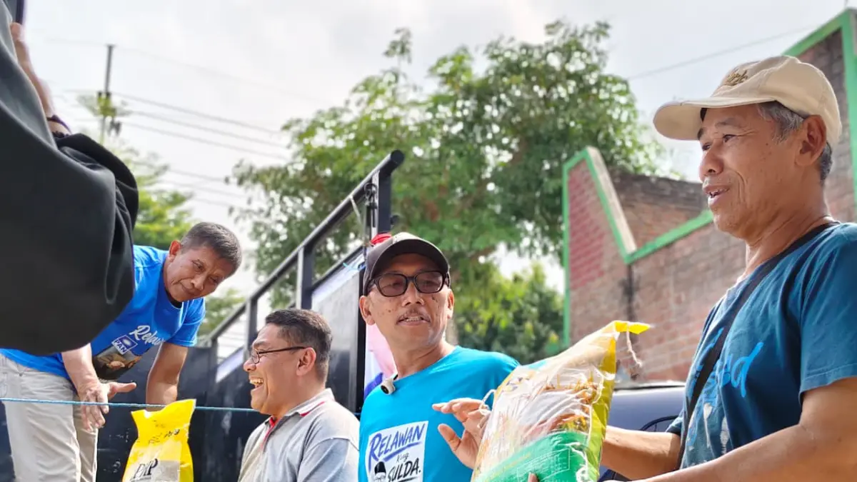 Ketua DPD PAN Trenggalek, Dr. H. Suli Da’im, M.M., lewat program PANSAR Murah dan dalam rangka memperingati HUT RI ke 81 menyerahkan paket sembako kepada warga sebagai bentuk kepedulian dan gerak cepat membantu rakyat.