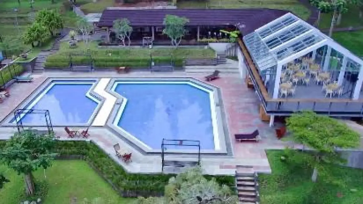 Liburan keluarga ke Bandung makin seru dengan 5 hotel ramah anak yang punya playground, kolam renang, mini zoo, hingga aktivitas menarik untuk si kecil.