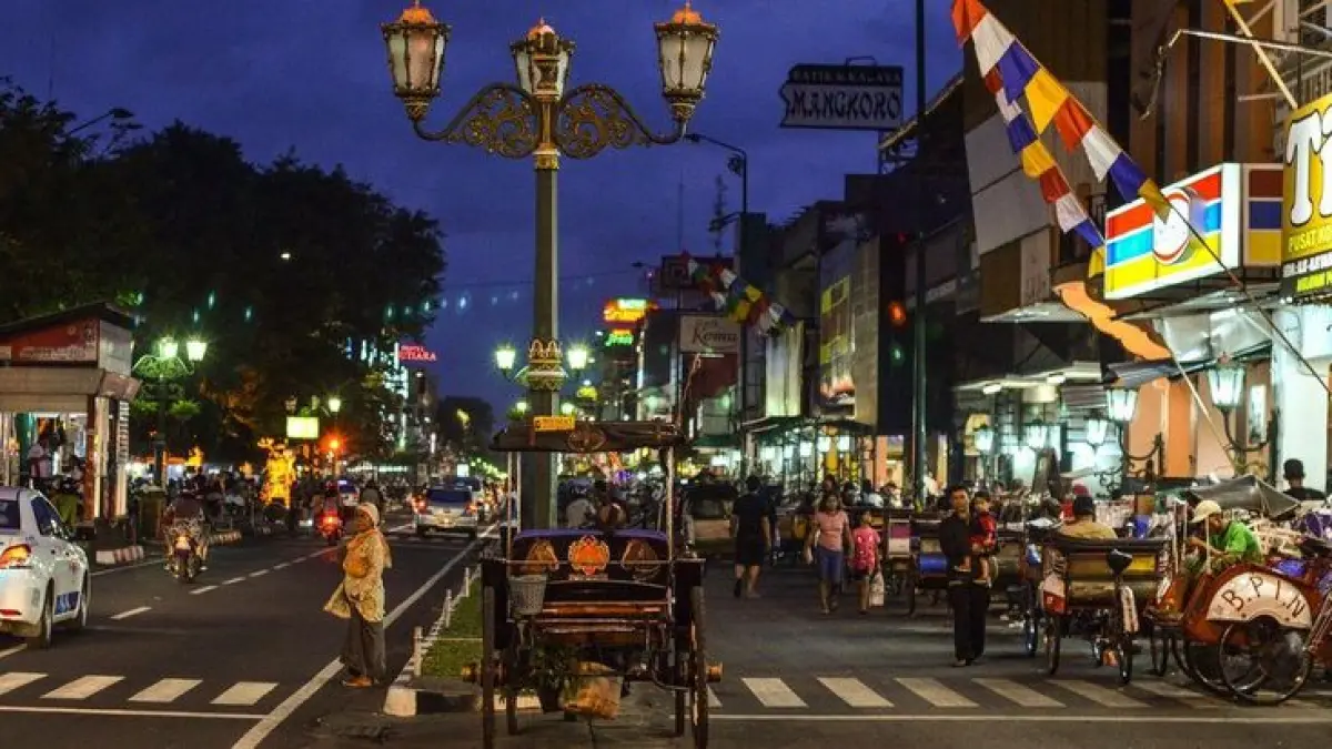 Malioboro Yogyakarta makin ramai pada malam hari. Simak suasana terbaru, kuliner, wisata, JFC 2026, hingga Grebeg Maulud Agustus ini (Pinterest).