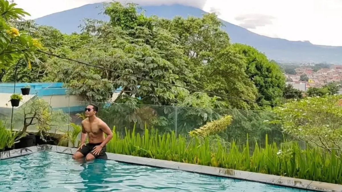Nikmati kesegaran udara sejuk Ciater dan serunya berenang di kolam air hangat Laska Hotel Subang bersama keluarga!
