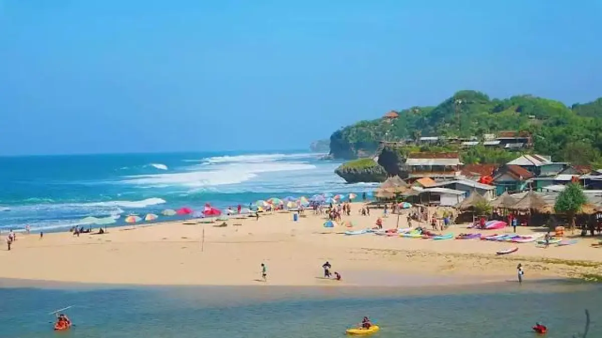 Pantai Drini Gunung Kidul makin ramai dikunjungi. Ada kano, sunset, Pulau Drini, seafood segar hingga spot wisata baru yang menarik (Pinterest).