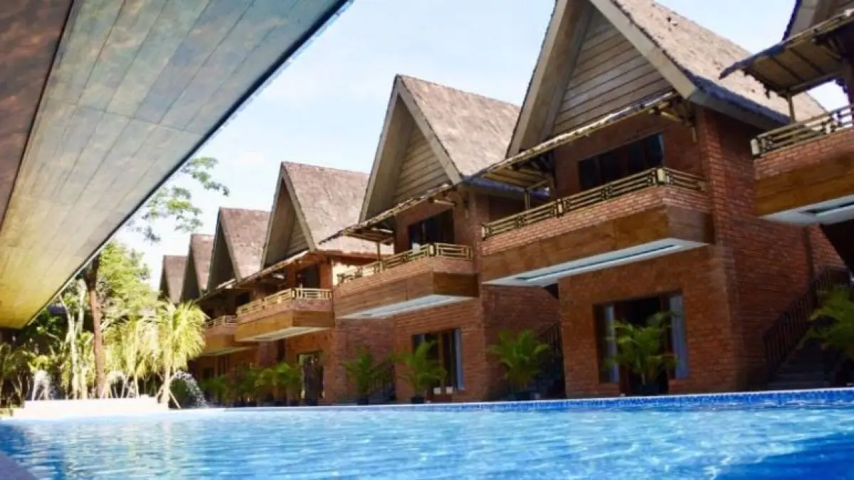 Rasakan serunya *staycation* hemat di **Lembang Asri Resort**, tempat pas buat berendam *jacuzzi* air hangat sambil menikmati pemandangan hijau perbukitan yang adem!