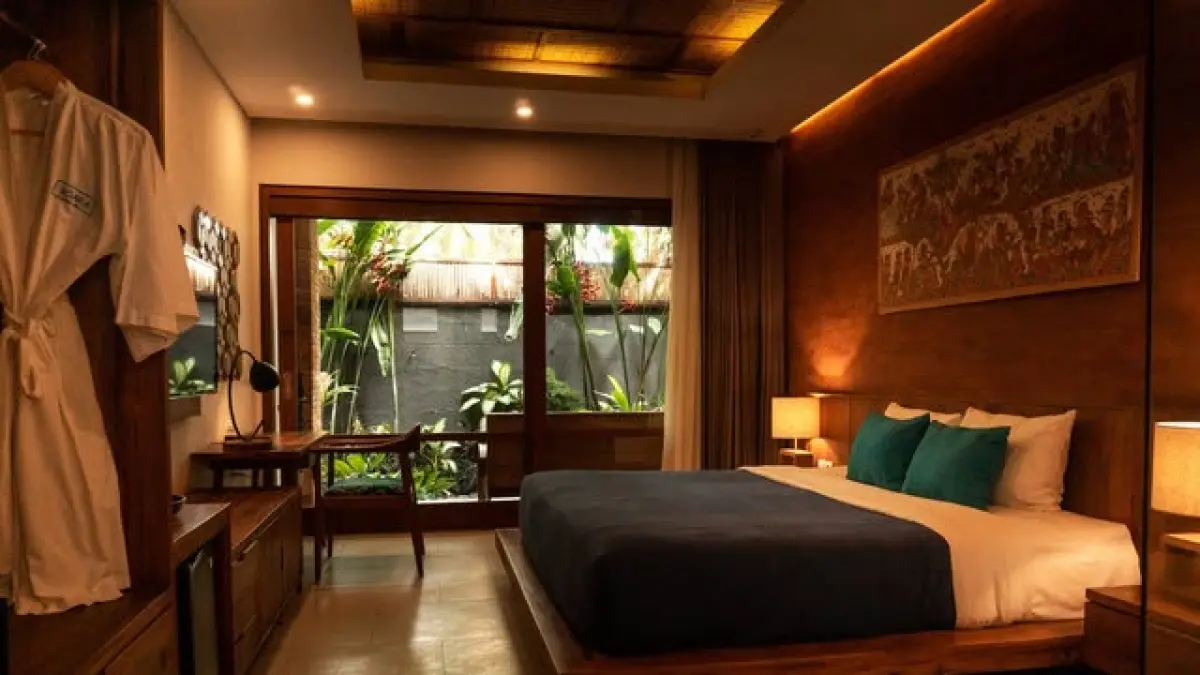 Simak rekomendasi 10 hotel terbaik di Bogor 2026 untuk liburan impian yang nyaman, mulai dari resor mewah bintang lima hingga penginapan hemat ramah kantong!