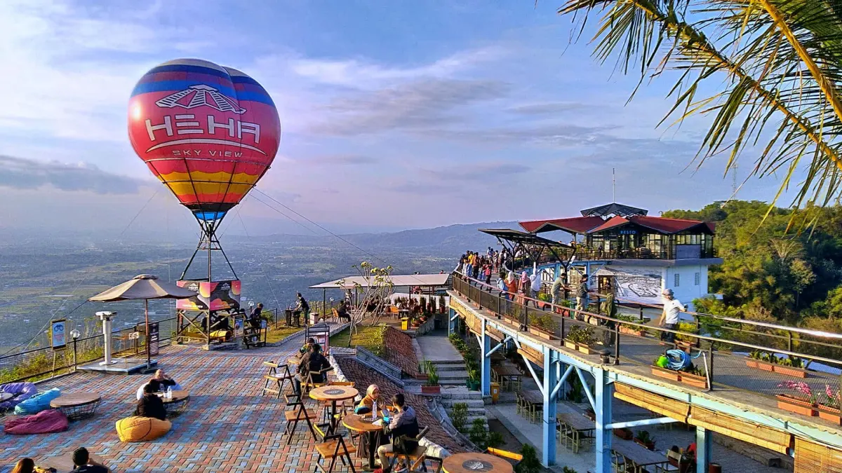 Tempat wisata Jogja terbaru dan hits 2026 menawarkan candi, pantai, spot Instagramable hingga sunrise. Simak destinasi favorit untuk liburan (Pinterest).