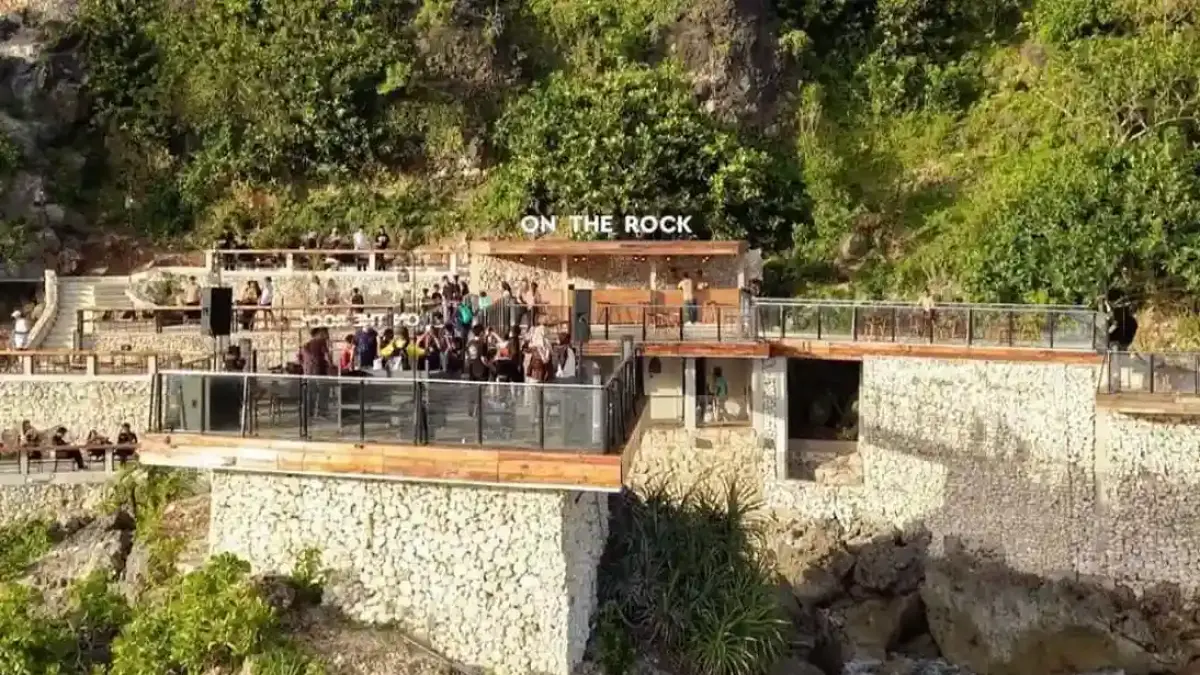 Wisata Jogja terbaru 2026 makin beragam, dari kolam tepi tebing hingga nuansa Santorini. Simak 8 destinasi hits untuk liburan seru di Jogja (Pinterest).