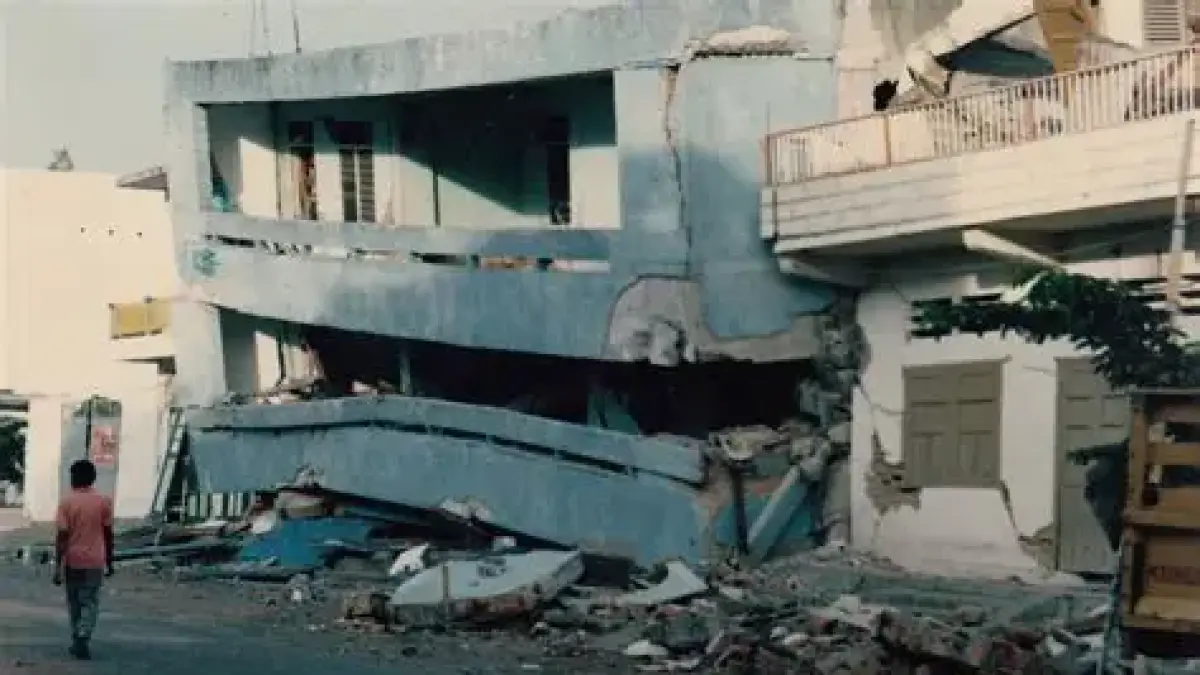 Gempa Flores NTT magnitudo 7,7 menewaskan 69 orang. Puluhan ribu warga mengungsi dan pemerintah mempercepat penanganan darurat (Pinterest).