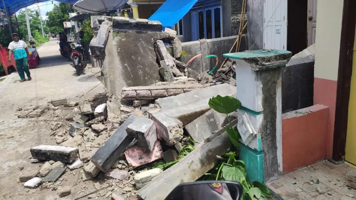 Gempa NTT magnitudo 7,7 memaksa 70 pasien rumah sakit dievakuasi. Sebanyak 7.670 warga mengungsi di 38 titik menurut data Polda NTT (Pinterest).