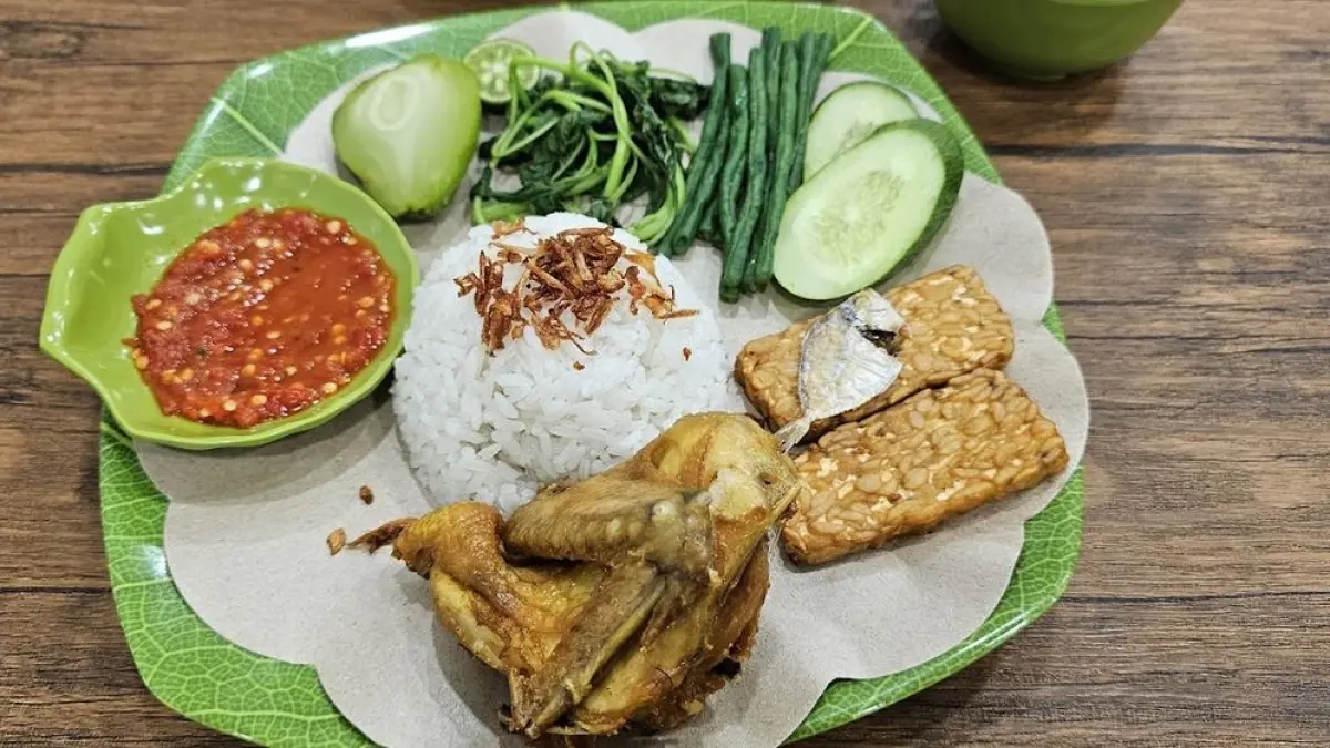 Kayutangan Heritage menjadi titik awal berburu kuliner malam di Malang, dari sego tempong hingga putu yang disebut dijual sejak 1935