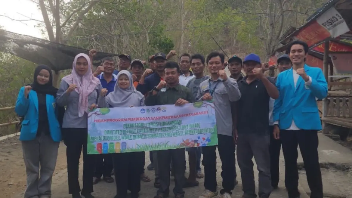KOLABORASI: Tim akademisi dari STKIP PGRI Trenggalek terjun langsung mendampingi KTH Wonoasri  di kawasan Wana Wisata Bukit Tunggangan.(GUNAWAN/RADAR TRENGGALEK)