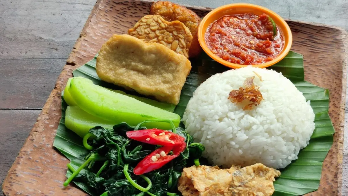 Kuliner Malang malam hari menghadirkan sego tempong, ayam kampung, putu, klepon, lupis hingga cenil yang sudah dijual sejak 1935.