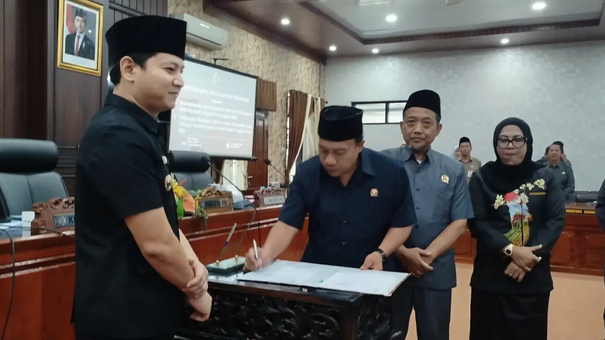 LAKSANAKAN : Ketua DPRD Trenggalek Doding Rahmadi bersama unsur pimpinan menandatangani berita acara pembahasa  KUA -PPAS APBD Perubahan salah satunya adalah mengalihkan belanja pegawai untuk pembangunan infrastruktur jalan