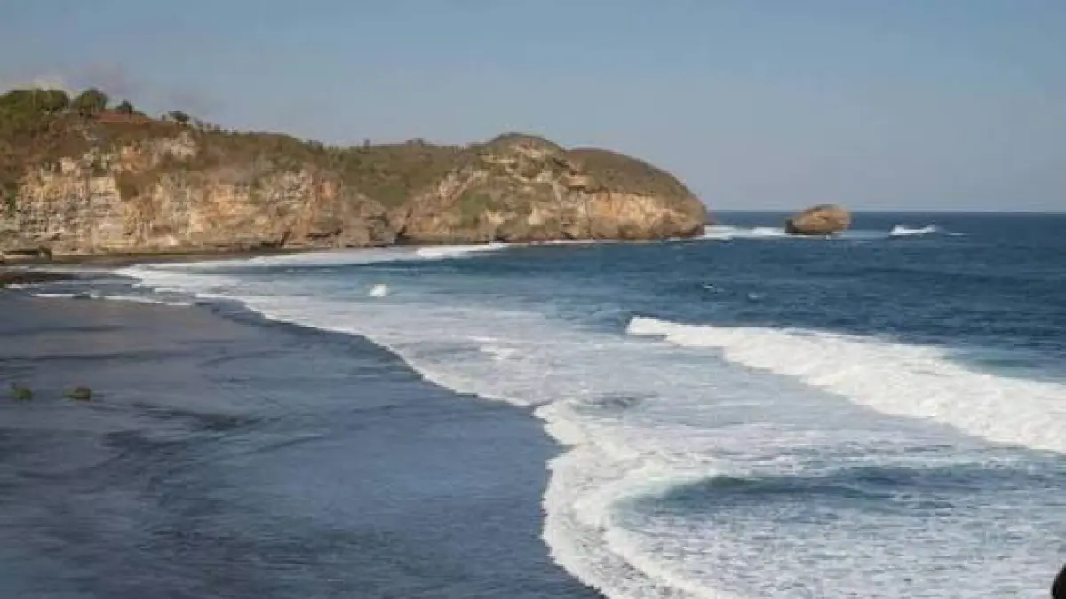 Nikmati Pesona Alam Pantai Drini Gunungkidul. Ada laguna eksotis mirip Tanah Lot Bali, wahana kano, snorkeling, dan pelelangan ikan segar.