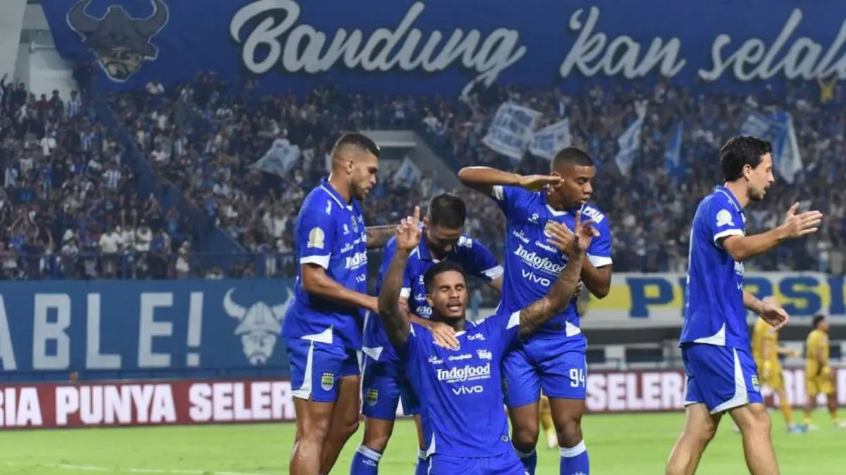 Persib Bandung dinilai punya kedalaman skuad untuk Super League 2026-2027, tetapi lini belakang masih menjadi pekerjaan rumah (Pinterest).