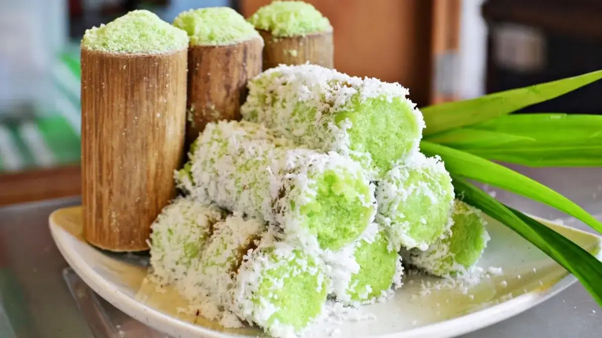 Putu Malang yang disebut dijual sejak 1935 masih bertahan hingga kini. Ada pula klepon, lupis dan cenil yang bisa dicicipi.