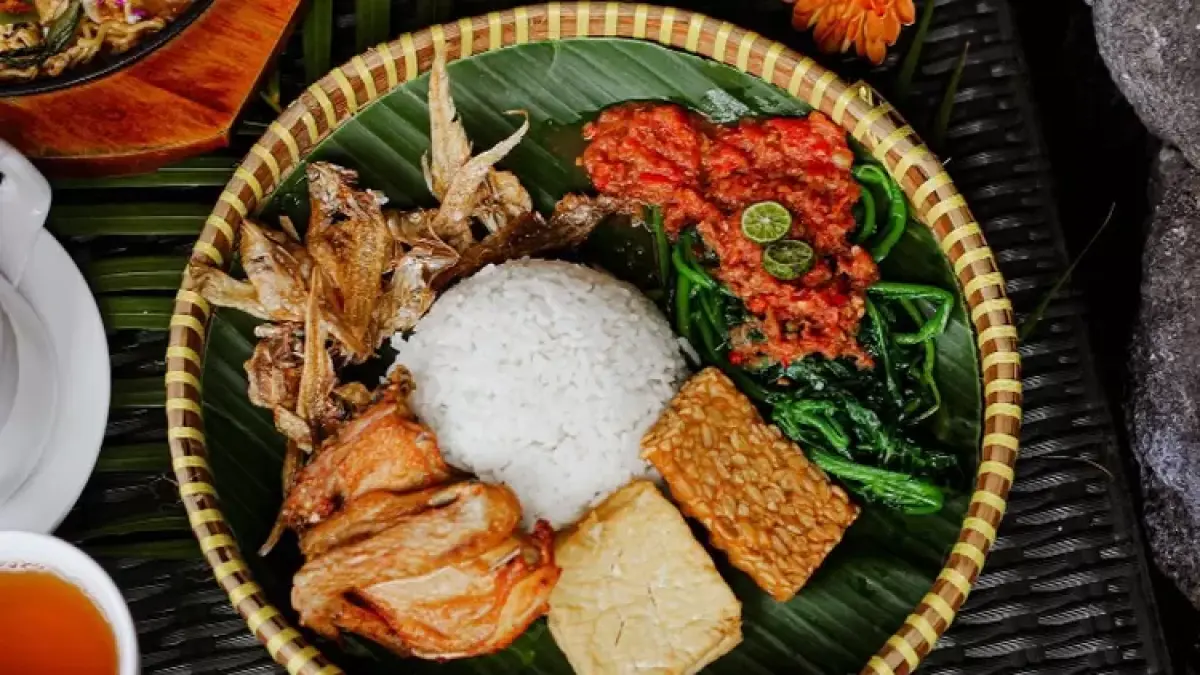 Sego Tempong Malang di sebuah gang menawarkan nasi dengan ayam kampung, paru balado, tuna, ikan asin hingga minuman tradisional.