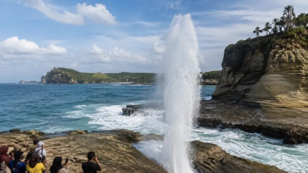Seruling Laut Pantai Klayar menjadi fenomena unik. Air laut dapat menyembur hingga sekitar 10 meter melalui celah batu karang.