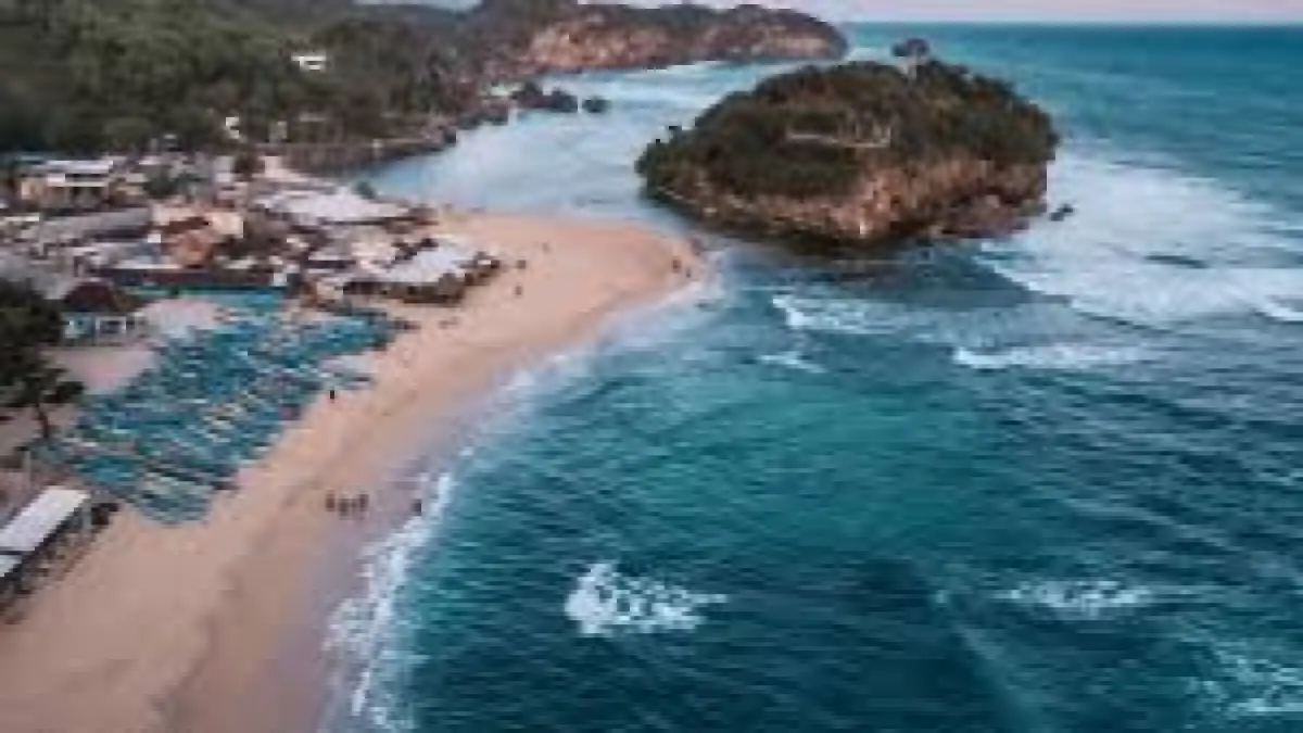 Temukan pesona Pantai Drini Gunungkidul. Nikmati wahana kano Rp 50 ribu sepuasnya, menjelajah Pulau Drini, hingga jasa foto Rp 5 ribu per file.