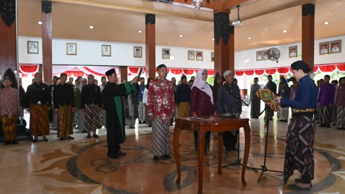 TINGKATKAN LAYANAN: Bupati Trenggalek Mochamad Nur Arifin melantik sebanyak 62 pejabat administrator dan pengawas, Rabu (19/8).(ZAKI JAZAI/RADAR TRENGGALEK)