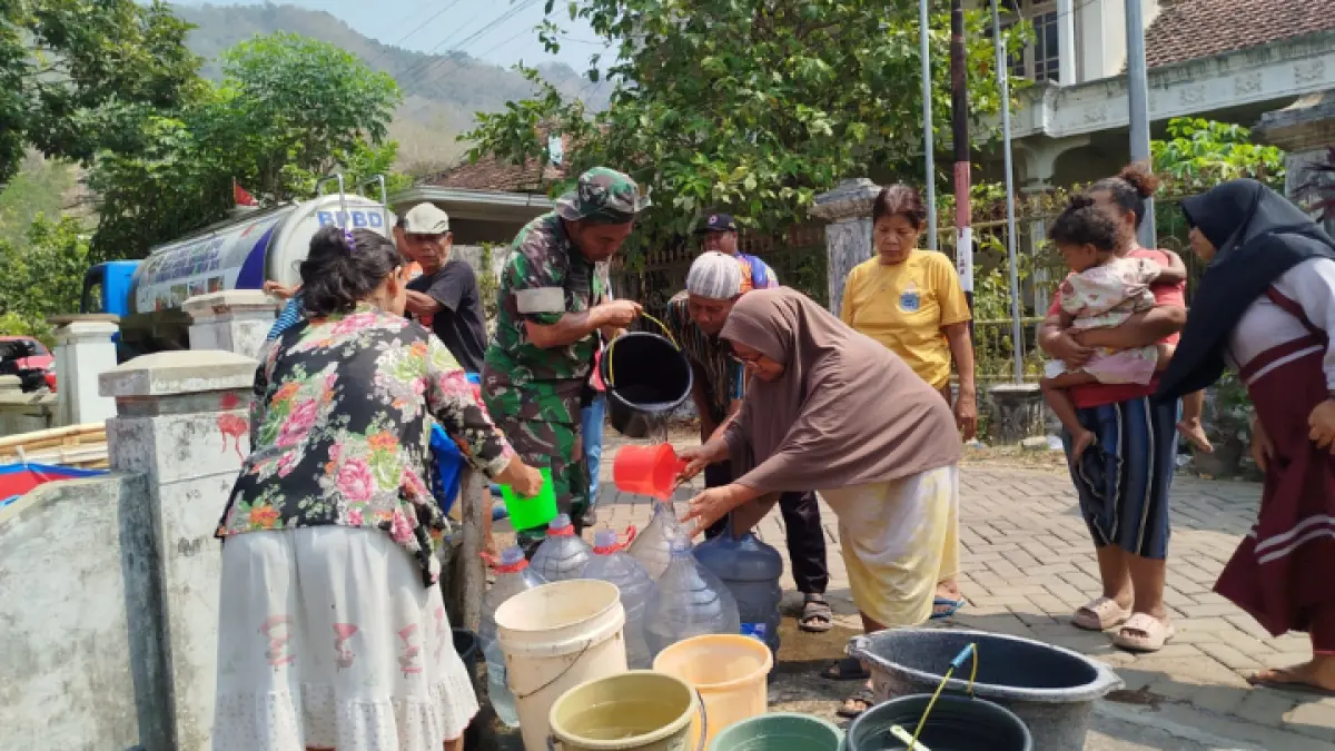 HARUS HEMAT: Warga Desa Karangsoko, Kecamatan Trenggalek ketika memanfaatkan dropping air bersih.(ZAKI JAZAI/ RADAR TRENGGALEK)