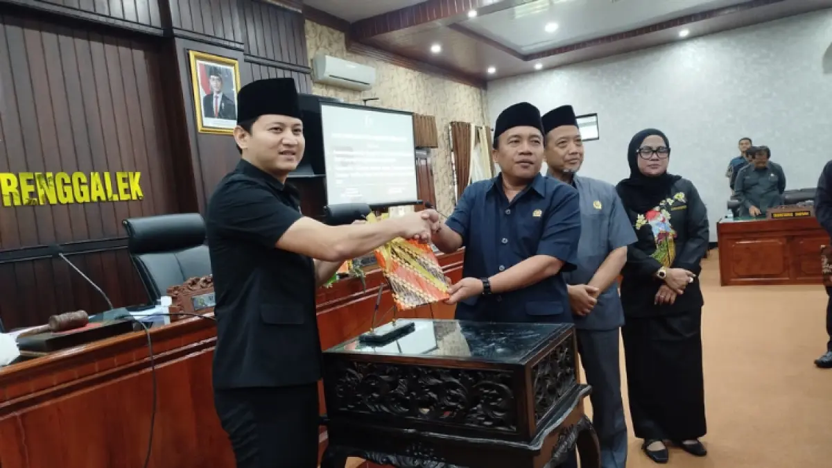 LANGSUNG DIRASAKAN: Ketua DPRD Trenggalek Doding Rahmadi bersama unsur pimpinan saat penandatanganan nota KUA-PPAS APBD Perubahan 2026 bersama Bupati Moch. Nur Arifin.(ZAKI JAZAI/ RADAR TRENGGALEK)