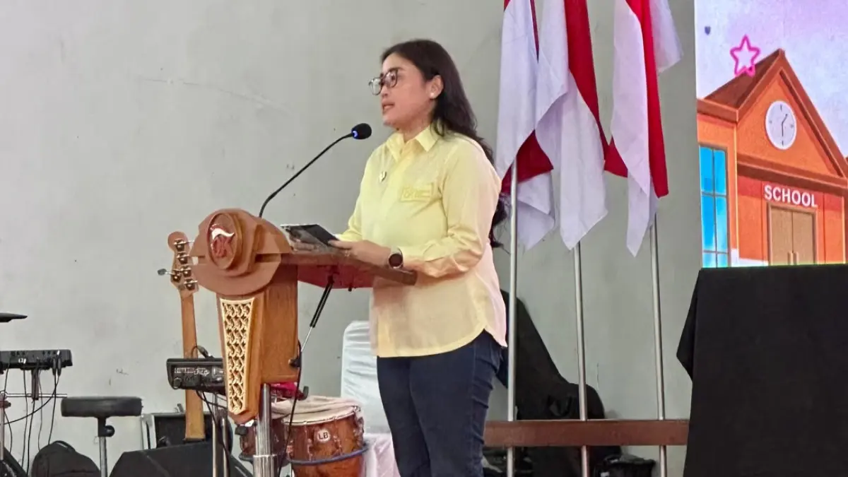 LITERASI : Kepala OJK Kediri, Ismirani Saputri saat memberi sambutan dengan mengenalkan OJK kepada siswa-siswi serta memberikan literasi keuangan dalam acara Hari Indonesia Menabung (HMI)