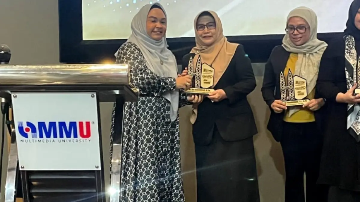 PRESTISIUS: Ketua STKIP PGRI Trenggalek, Dr Dwi Kuncorowati MPd, (baju hitam) dinobatkan sebagai Campus Entrepreneurial Leader of the Year.(STKIP PGRI Trenggalek untuk RADAR TRENGGALEK)