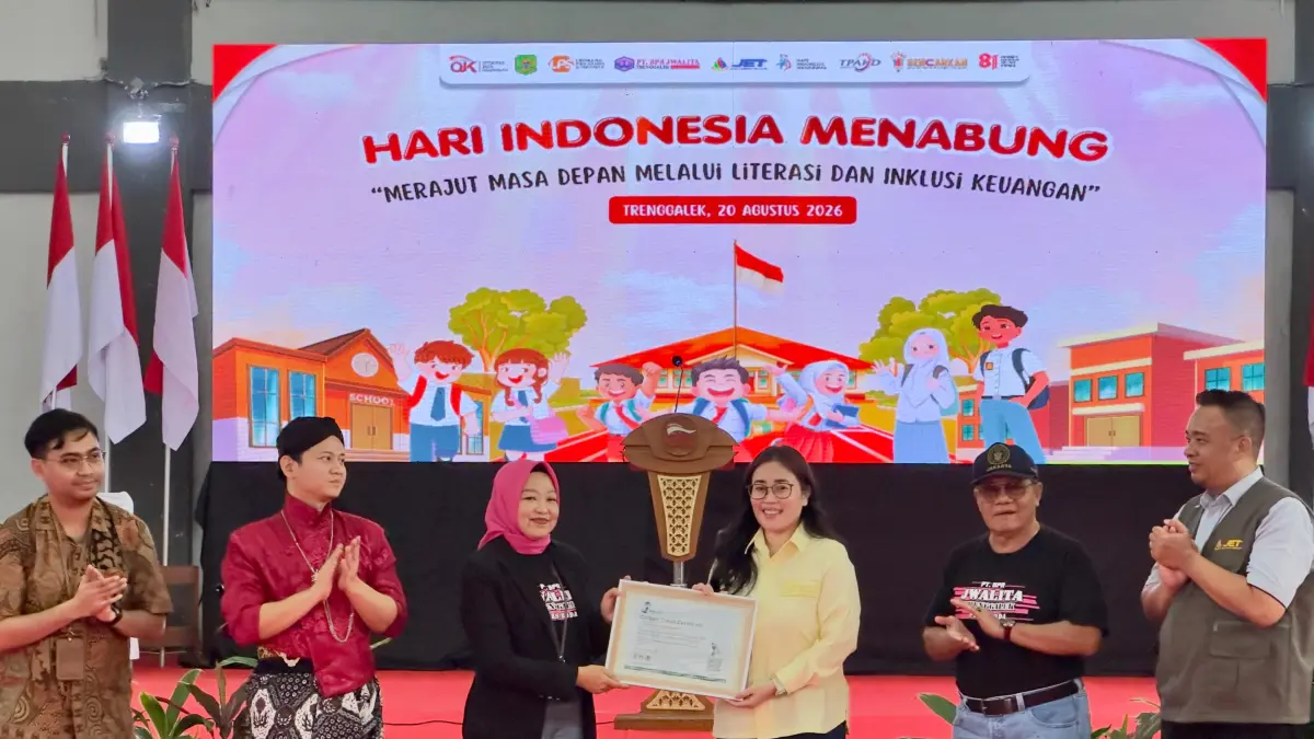 SIMBOLIS : Penyerahan sertifikat pengurang emisin gas rumah kaca (SPE-GRK) oleh Kepala OJK Kediri Ismirani Saputri kepada Dirut BPR Jwalita Dwi Fraidianriani
