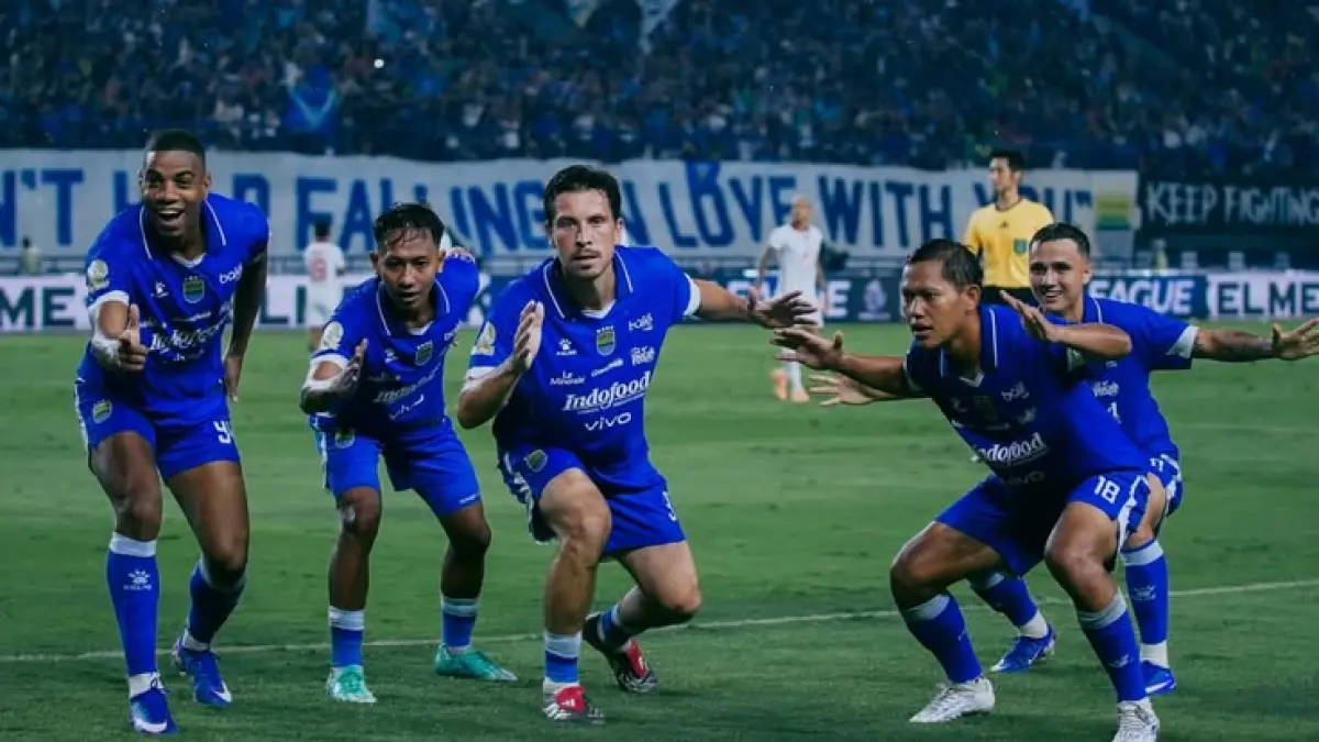 Bocoran jersey Persib 2026-2027 beredar di media sosial dan bikin Bobotoh penasaran. Desain resmi masih menunggu pengumuman klub dan Kelme (Pinterest).