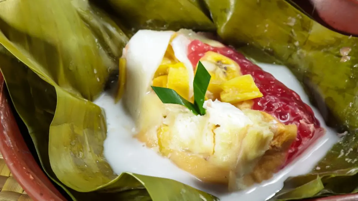 Jajanan khas Jawa Timur untuk takjil Ramadan antara lain srawun, bongko kopyor khas Gresik, dan klantink yang bertekstur kenyal (Pinterest).