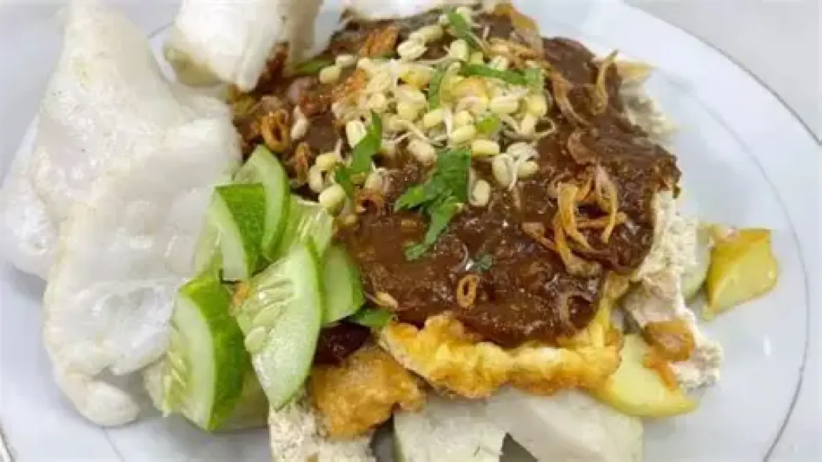Makanan khas Jawa Timur memiliki beragam sajian, mulai dari lontong balap, rawon, tahu tek, nasi krawu, hingga rujak soto (Pinterest).
