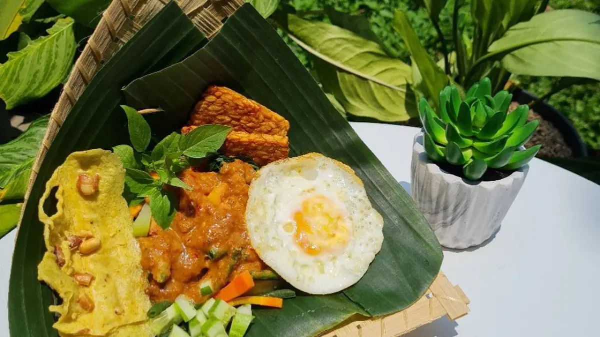 Makanan khas Jember terdiri dari pecel pincuk, suwir-suwir, prol tape, soto ayam, nasi langgi, wedang cor, hingga ikan wader (Pinterest).