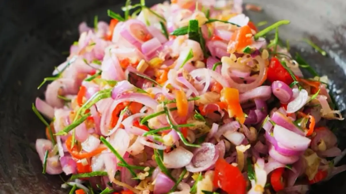 Resep sambal matah dengan bawang merah, cabai, serai, daun jeruk, terasi dan jeruk purut. Pedas dan wangi, cocok untuk berbagai lauk (Pinterest).