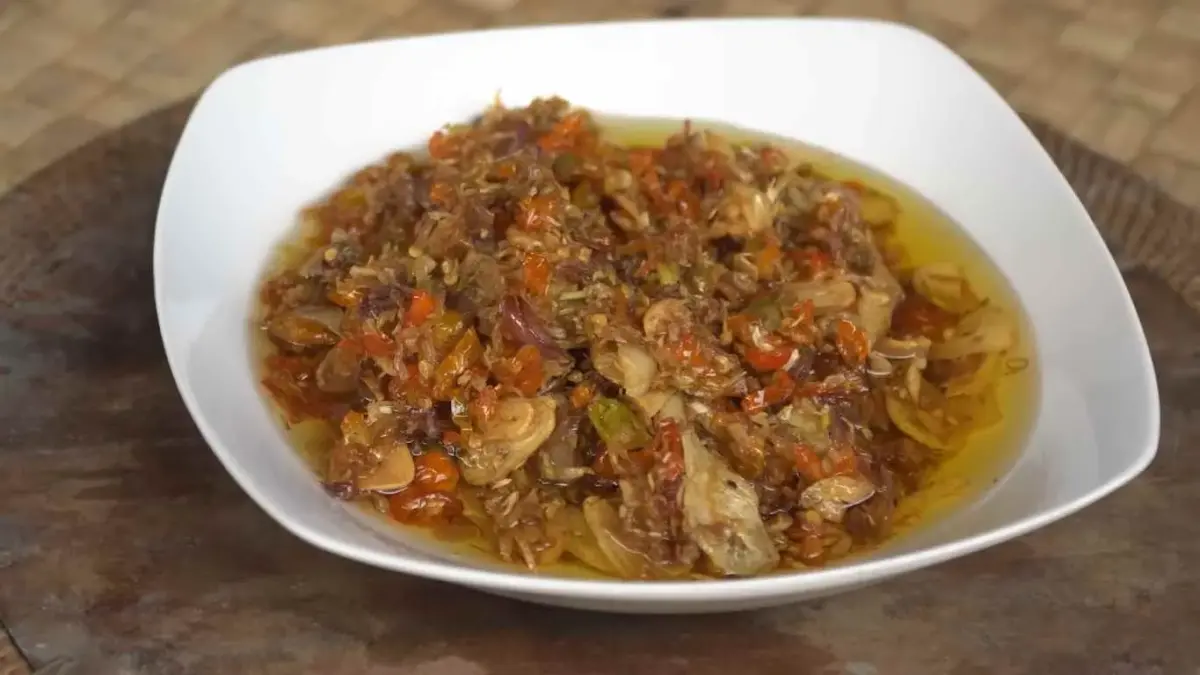 Sambal Bali sederhana dibuat dari bawang, cabai, serai, jahe, dan terasi. Bumbu cukup diiris lalu digoreng hingga matang (Pinterest).