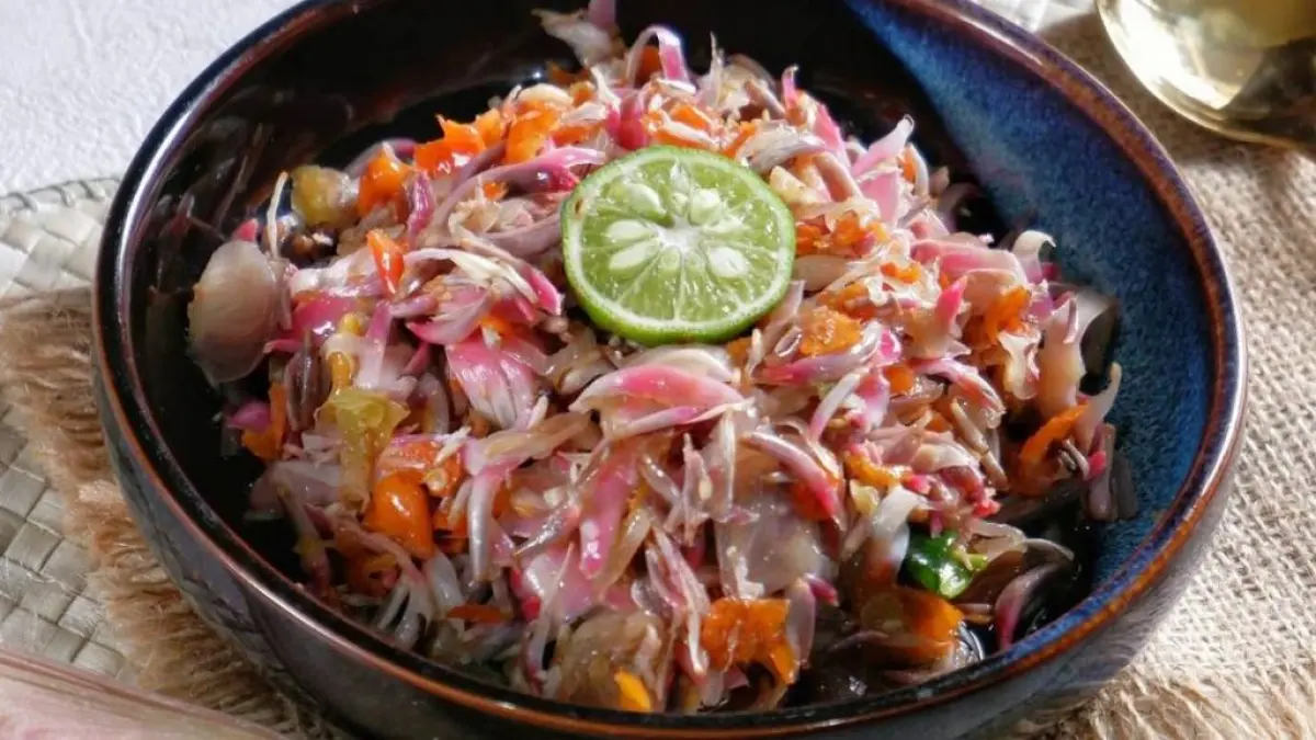 Sambal kecombrang dibuat dari kecombrang merah, cabai, bawang, serai, dan daun jeruk. Pedas, wangi, dengan aroma segar yang khas (Pinterest).