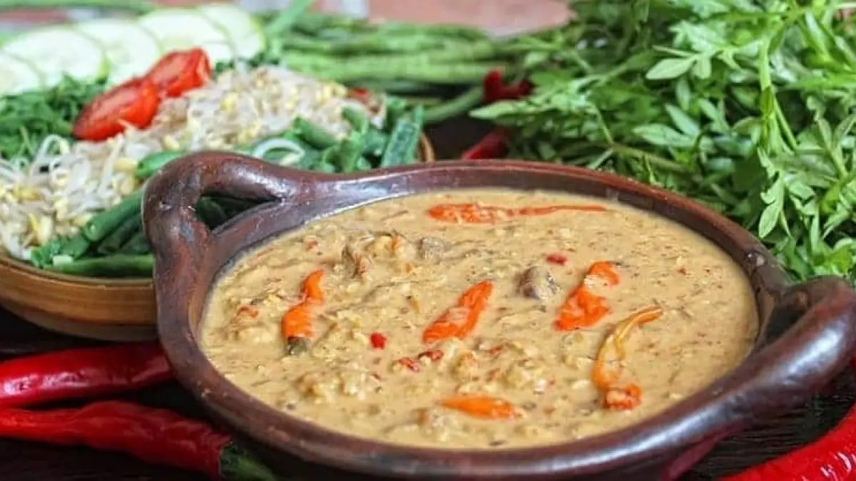 Sambal tumpang Jawa Timur dibuat tanpa minyak menggunakan tempe semangit, bumbu rempah, dan santan hingga gurih dan tidak berkuah (Pinterest).