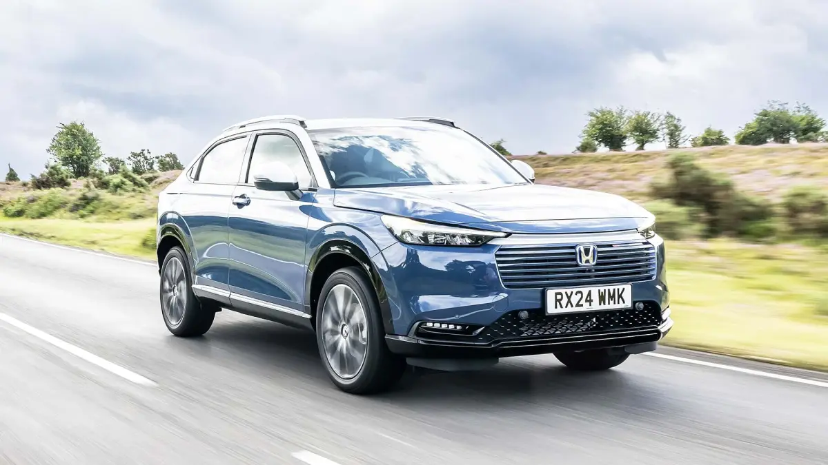 Honda HR-V Hybrid Rp488 juta menawarkan sistem hybrid unik, handling presisi, kabin hening, dan klaim konsumsi BBM hingga 25 km/l (Pinterest).